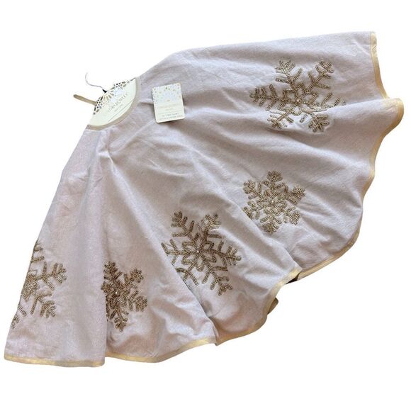 CYNTHIA ROWLEY New York Beige Gold Bead Snowflakes Christmas Tree Skirt 50” NWT - Picture 1 of 10